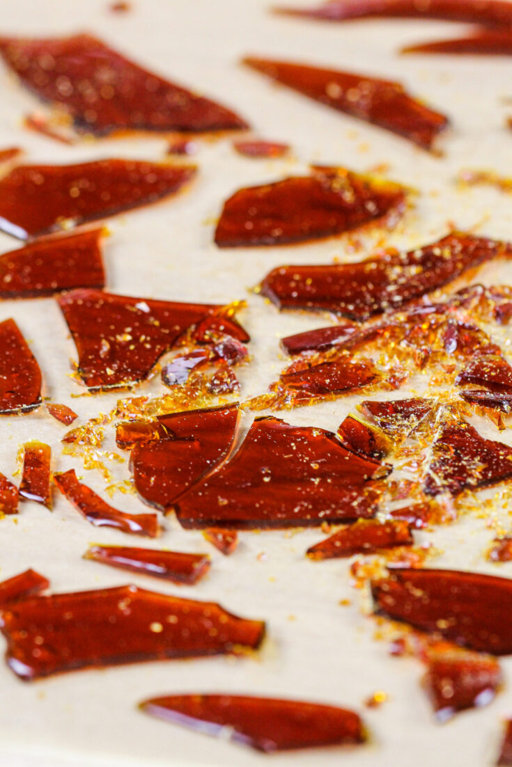 使用只是水和砂糖制造的焦糖糖碎片的图象