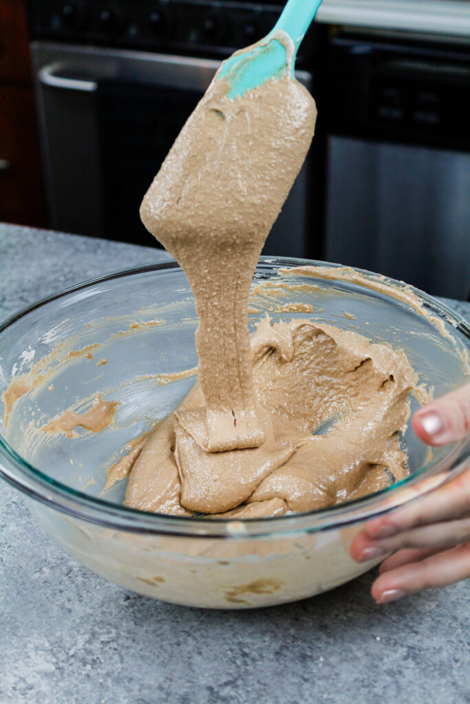 法式马卡龙面糊的图像完美混合，准备被管道