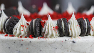 奥利奥乳脂干酪的图象在蛋糕顶部的冻结在