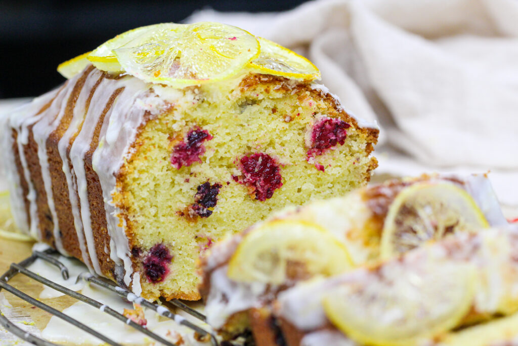 切片黑莓柠檬面包淋上柠檬汁，上面还撒上柠檬糖