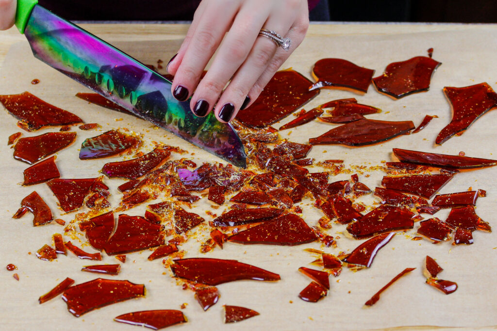 焦糖的糖碎片的图象被切入小块用锋利的刀子