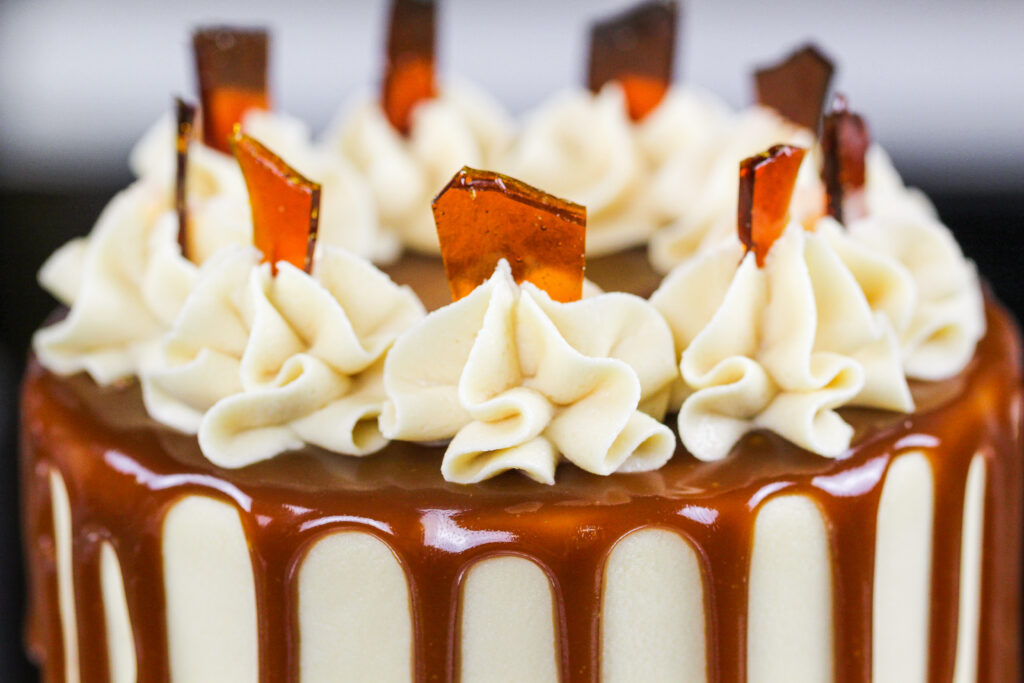 4英寸焦糖红糖滴蛋糕顶部装饰有焦糖奶油漩涡和焦糖碎片