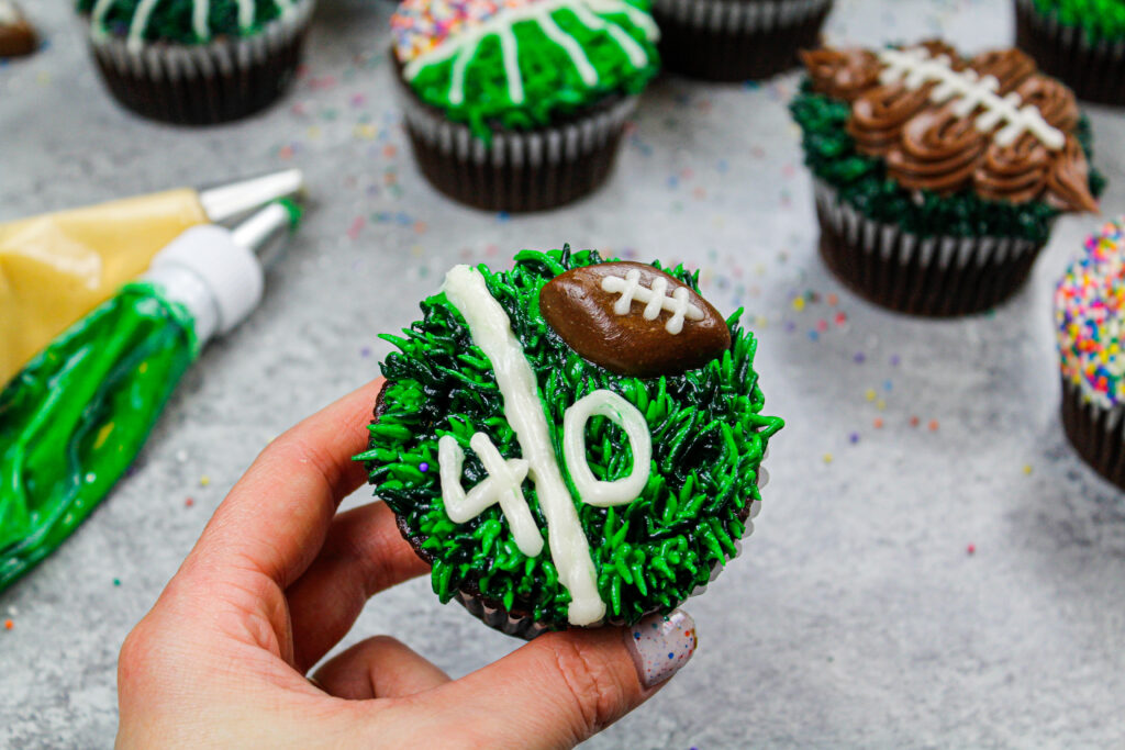 图像的一个足球蛋糕装饰看起来像一个亲爱的足球滚码线