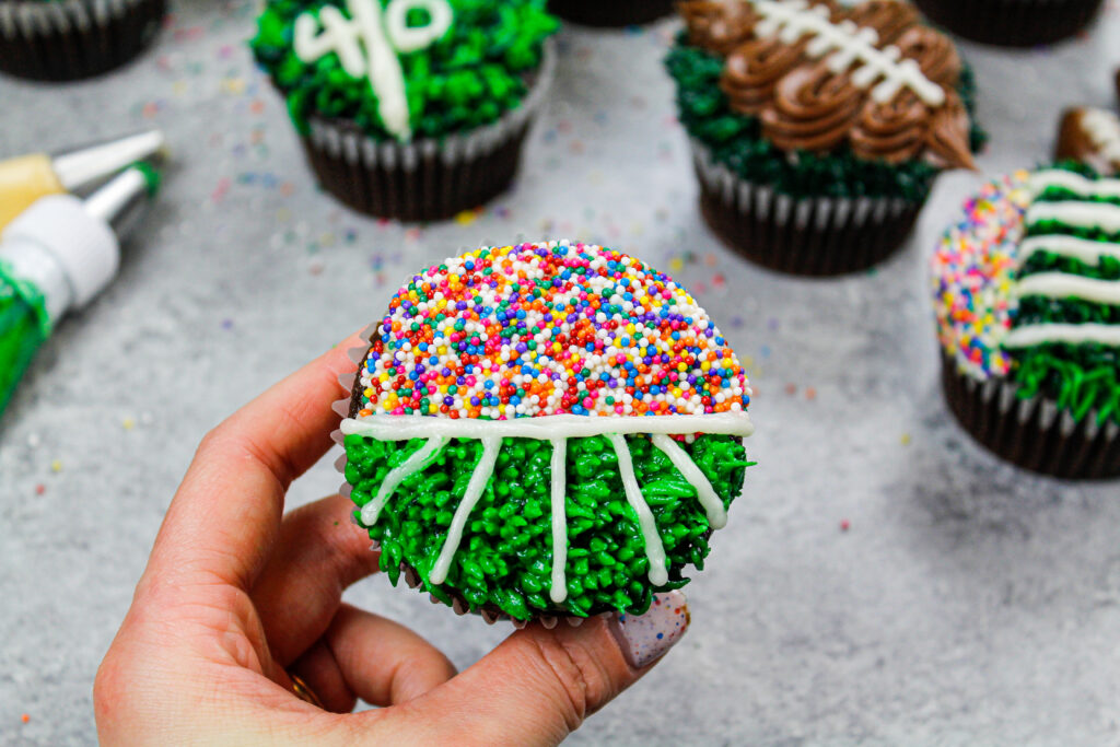 足球的形象蛋糕装饰与球迷看起来像一个足球场