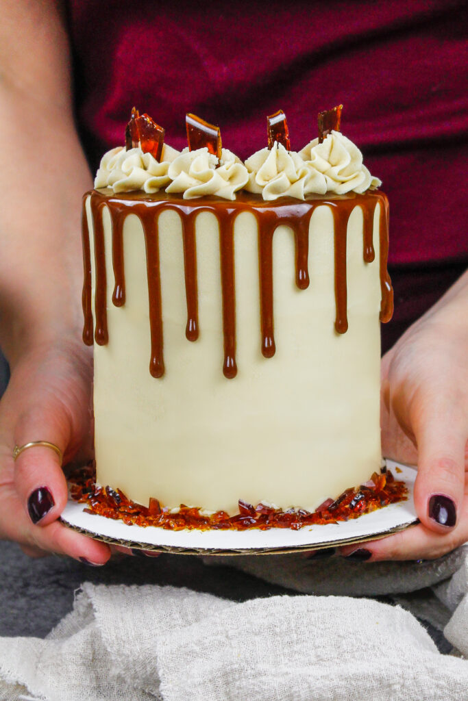 图为一个可爱的焦糖红糖滴蛋糕，展示这个4英寸的蛋糕有多小