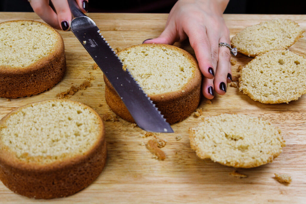 小4英寸蛋糕层被平铺成层蛋糕的图像