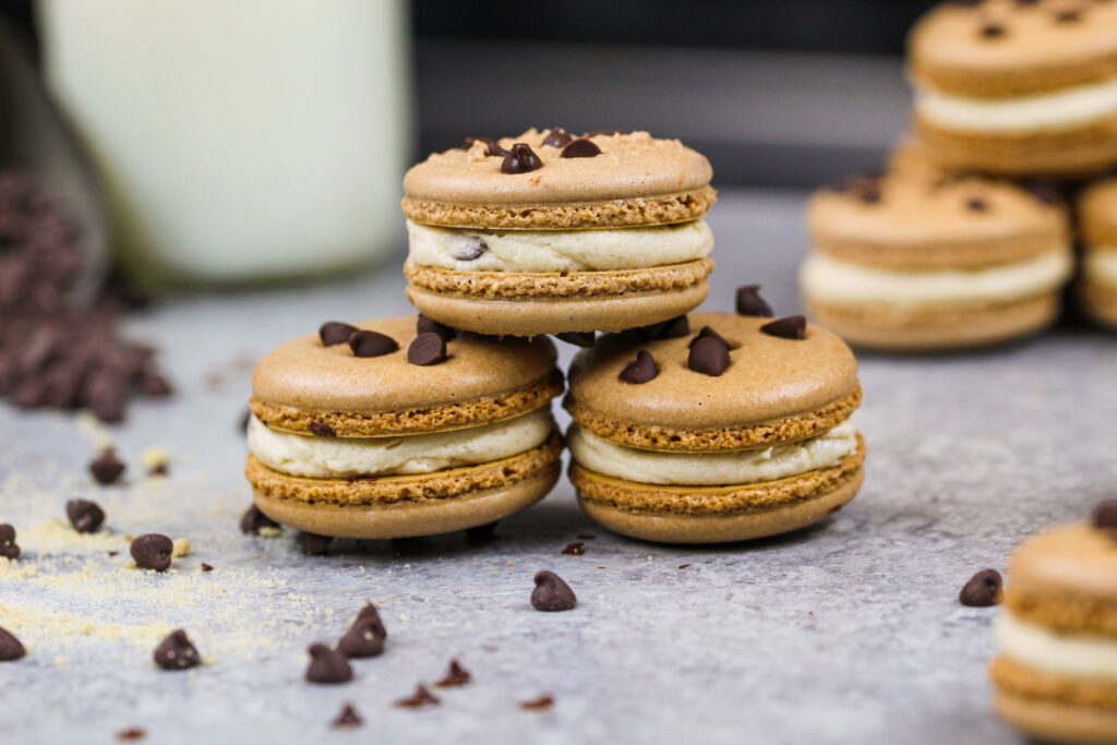 饼干面团马卡龙的图像，里面装满了饼干面团奶油和迷你巧克力片