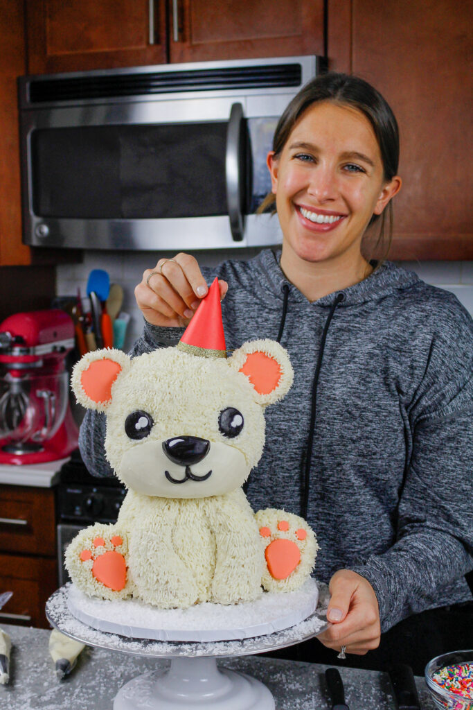 切尔韦尔的Chelsey白色的图象投入了在她的北极熊lpl外围赌注蛋糕的党帽子的，作为她的动物蛋糕系列的一部分