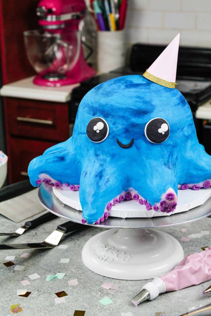 图片中的章鱼蛋糕由彩色的蛋糕层，奶油和蛋糕装饰米花