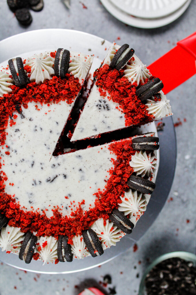 红色天鹅绒奥利奥蛋糕上点缀着奥利奥奶油芝士奶油