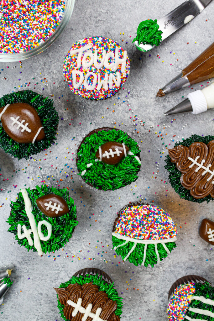 图像的足球超级杯蛋糕装饰着奶油乳酪