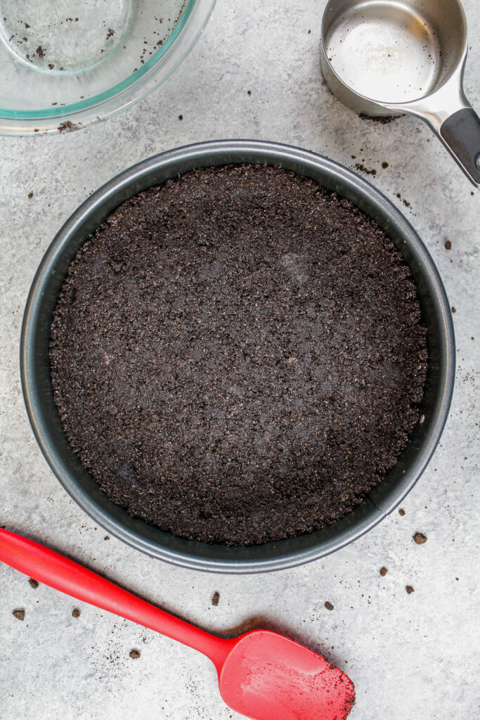 奥利奥面包屑即将被烤成芝士蛋糕