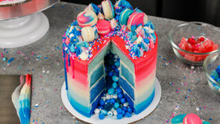 性别的形象揭示了用ombre蛋糕层数装饰的蛋糕和里面的惊奇洒和糖果填装