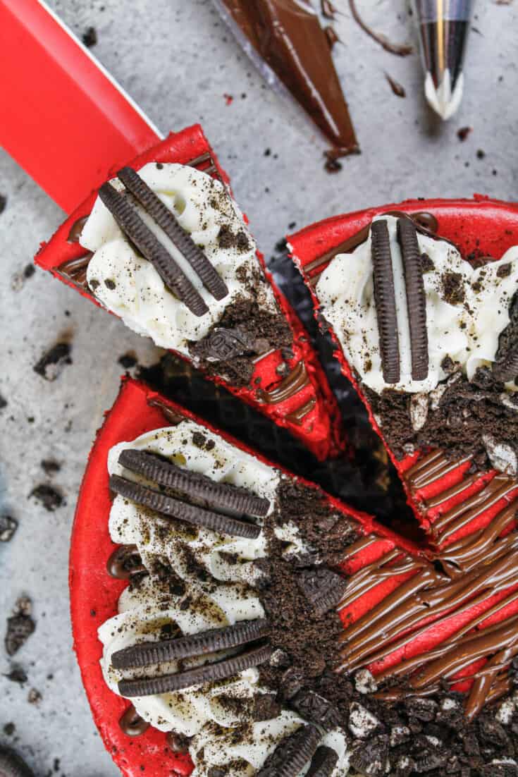 红色天鹅绒奥利奥芝士蛋糕被切下，取出一片来吃