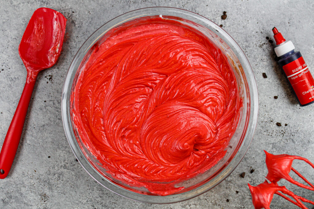 红色天鹅绒奥利奥芝士蛋糕面糊准备倒在奥利奥饼皮上烤