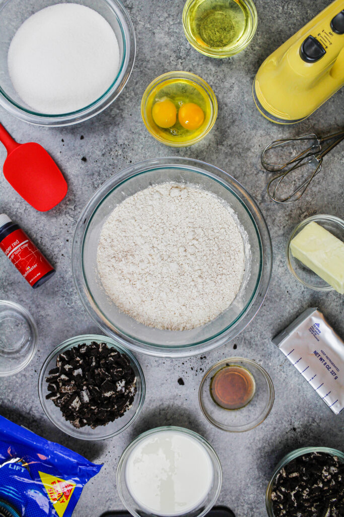 布置成分的图像制作红色天鹅绒奥利奥蛋糕