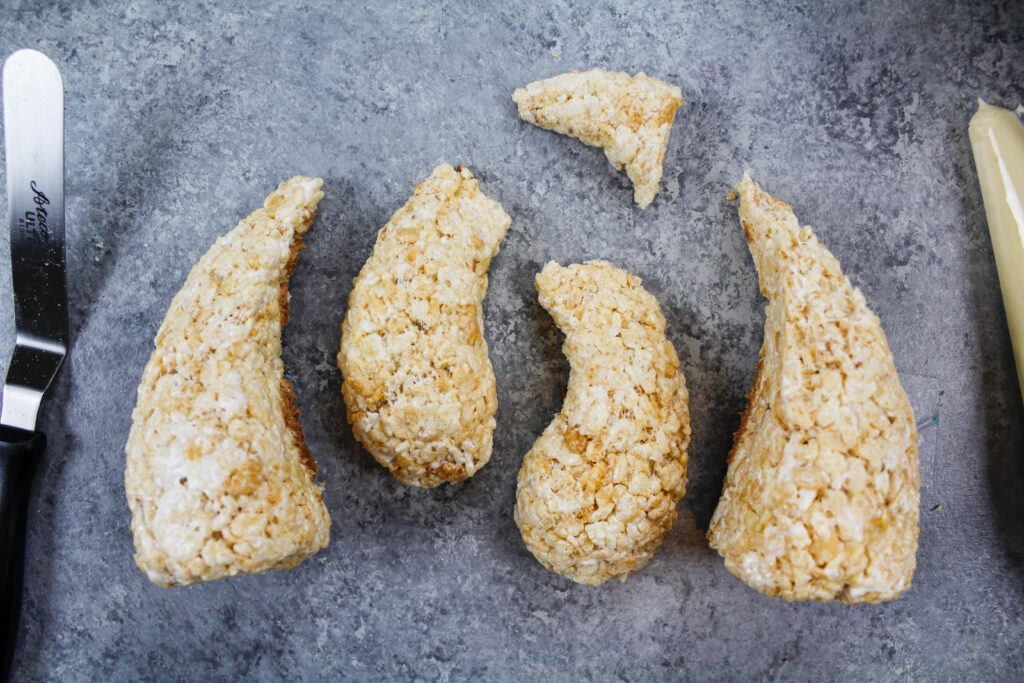 米krispies的形象形状入腿和胳膊做一个懒惰蛋糕