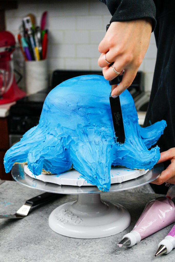 图片中的章鱼蛋糕被霜和平滑使用一个小的抵消抹刀