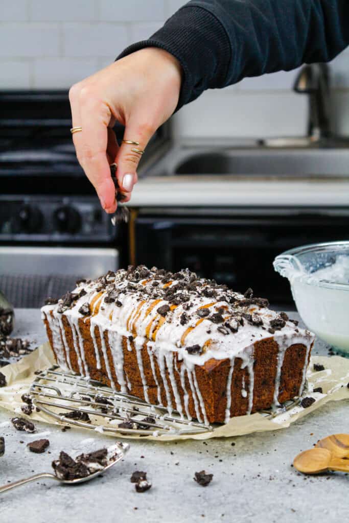 湿矿石香蕉面包的图象冠上用切好的奥勒斯