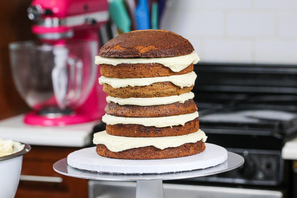一层一层的巧克力蛋糕，里面装满了花生酱奶油