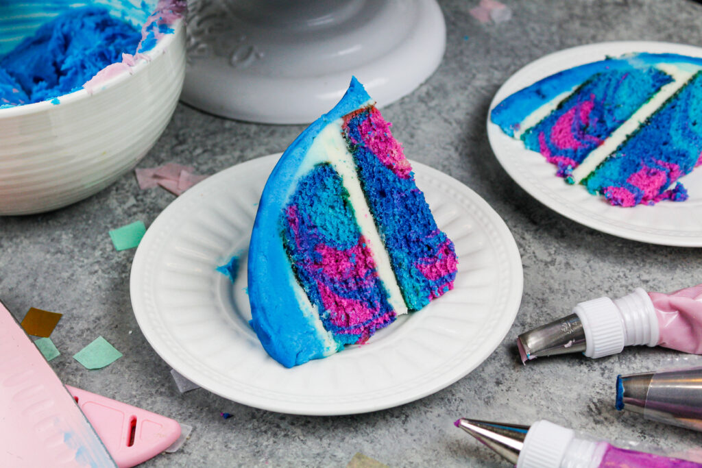 紫色和蓝色蛋糕片的图像