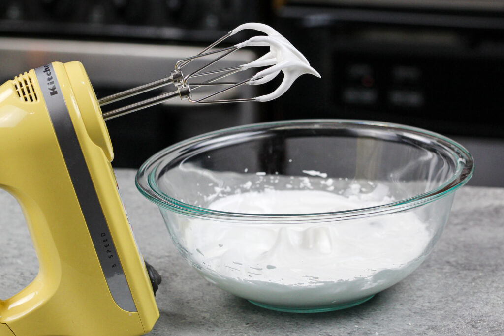 法国蛋白甜饼的图像被鞭打成僵硬的峰