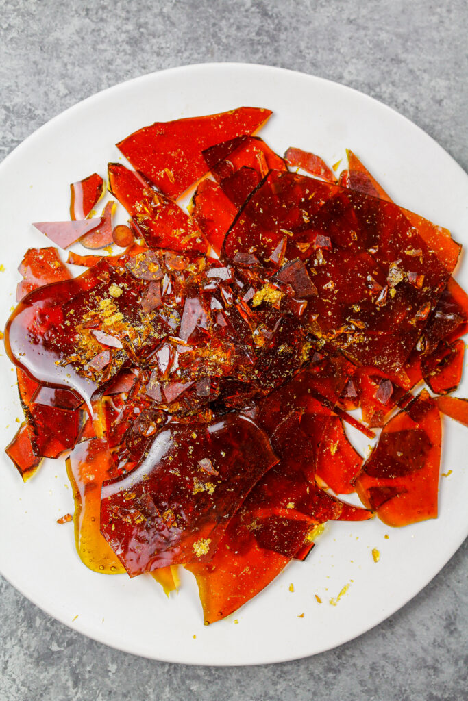 基于板材的焦糖的糖碎片的图象