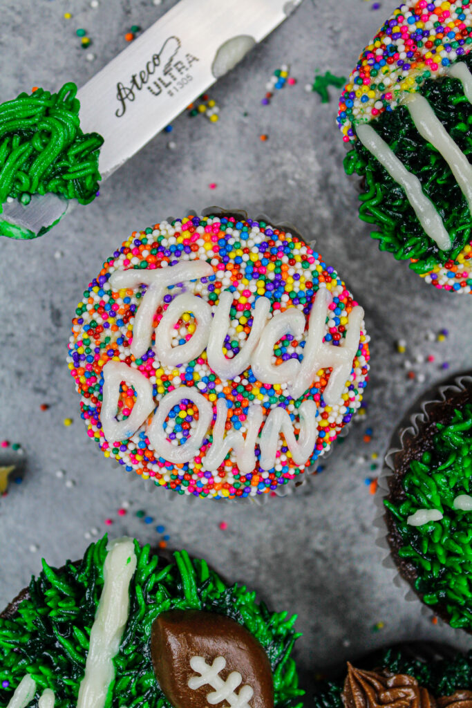 足球的形象蛋糕装饰着白色奶油乳酪和小雨说着陆