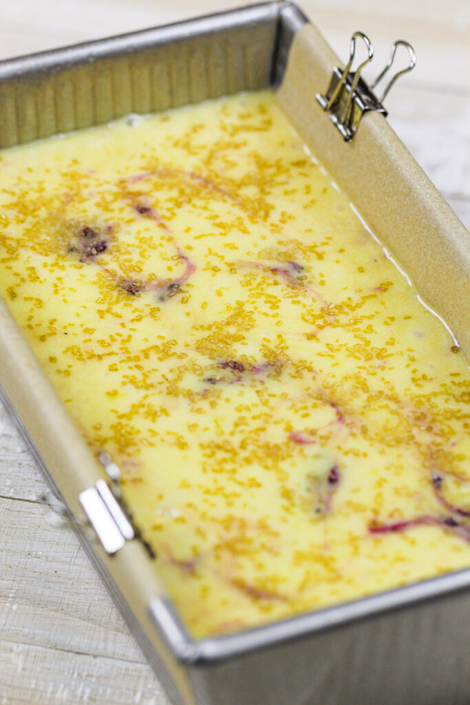 黑莓柠檬面包面团的图象在准备好的大面包锅的烤面包被烘烤并且颠倒与塞陀螺糖洒多点额外纹理