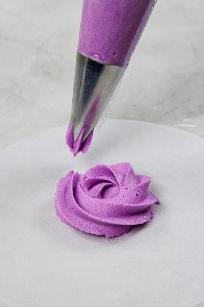 在一块羊皮纸的蝴蝶莲座丛的乳酪桃红色的图象练习与威尔顿1M糖霜尖的运动