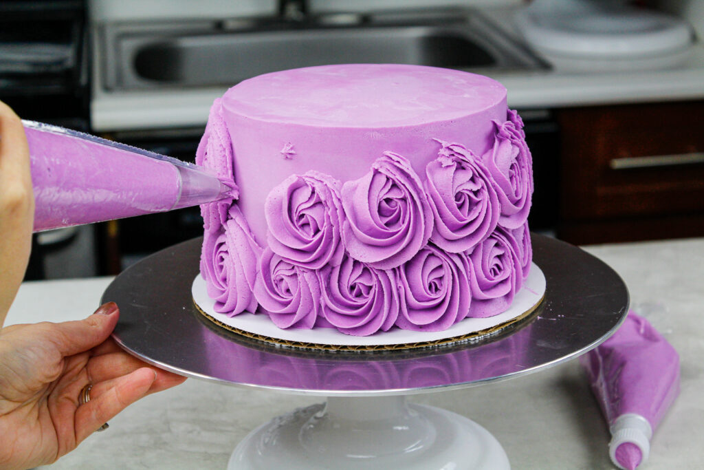 想象一下，紫色的奶油奶油玫瑰形装饰在蛋糕上，蛋糕顶端有1米的wilton糖霜