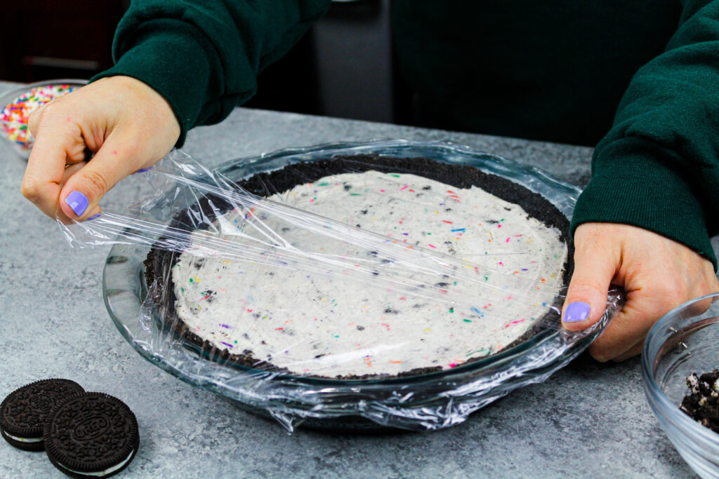 在冰箱里冷藏的奥利奥奶油饼的图象帮助它设置