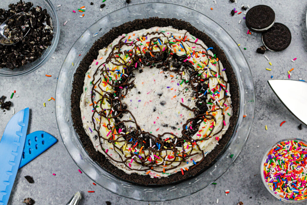 这是一个用糖屑和奶油装饰的奥利奥奶油派