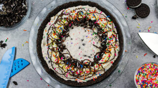 图像红莓奶油派装饰 喷洒和奶油