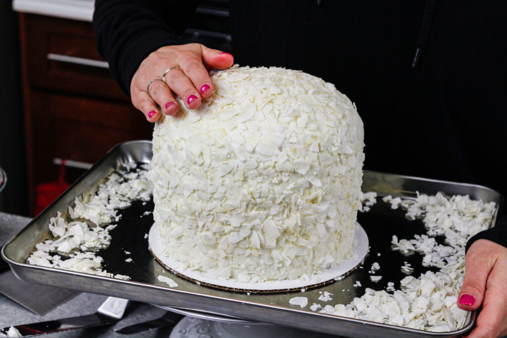 椰子片被压在蛋糕上，看起来像鸡毛