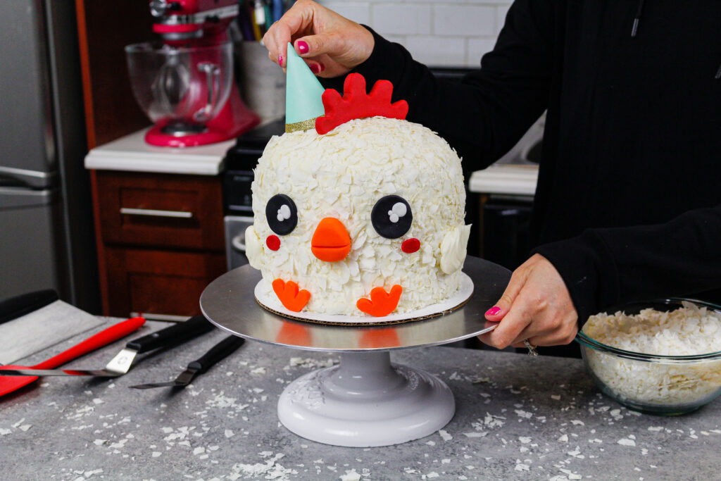 安排在春天鸡蛋糕的Chelsey白色的图象一个党帽子作为她的动物面孔系列的一部分