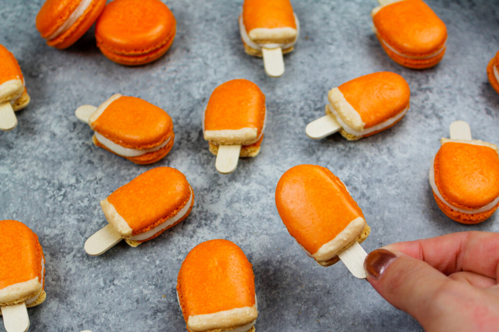 迷你橙色奶油冰棒马卡龙的图片，里面装满了橙色奶油冰棒