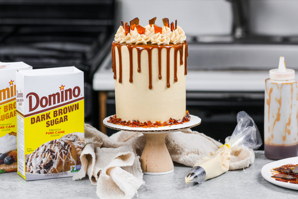 4英寸蛋糕层做成的迷你红糖焦糖滴蛋糕