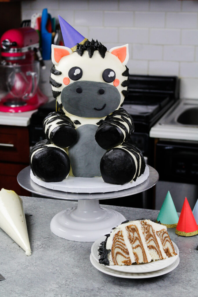 可爱的斑马蛋糕图片，由斑马图案的蛋糕层