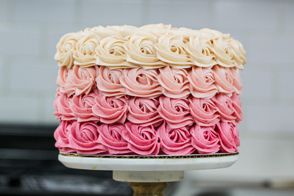 一个华丽的粉红色渐变玫瑰结蛋糕的图像