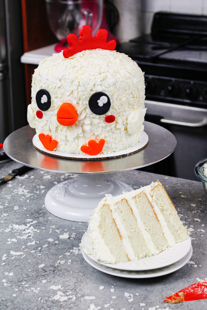 被切片的鸡蛋蛋糕的图象显示它是蓬松的蛋糕层