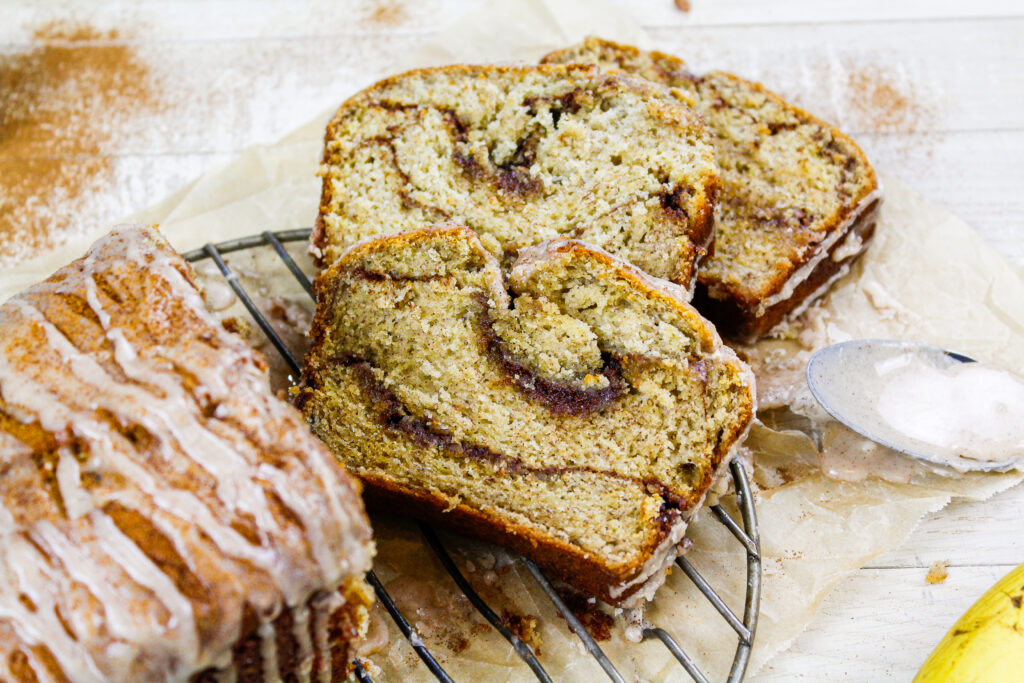 肉桂卷香蕉面包片的图像显示，每片肉桂糖的丝带
