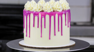 紫滴饼图像 由多色白巧克力甘茄制作