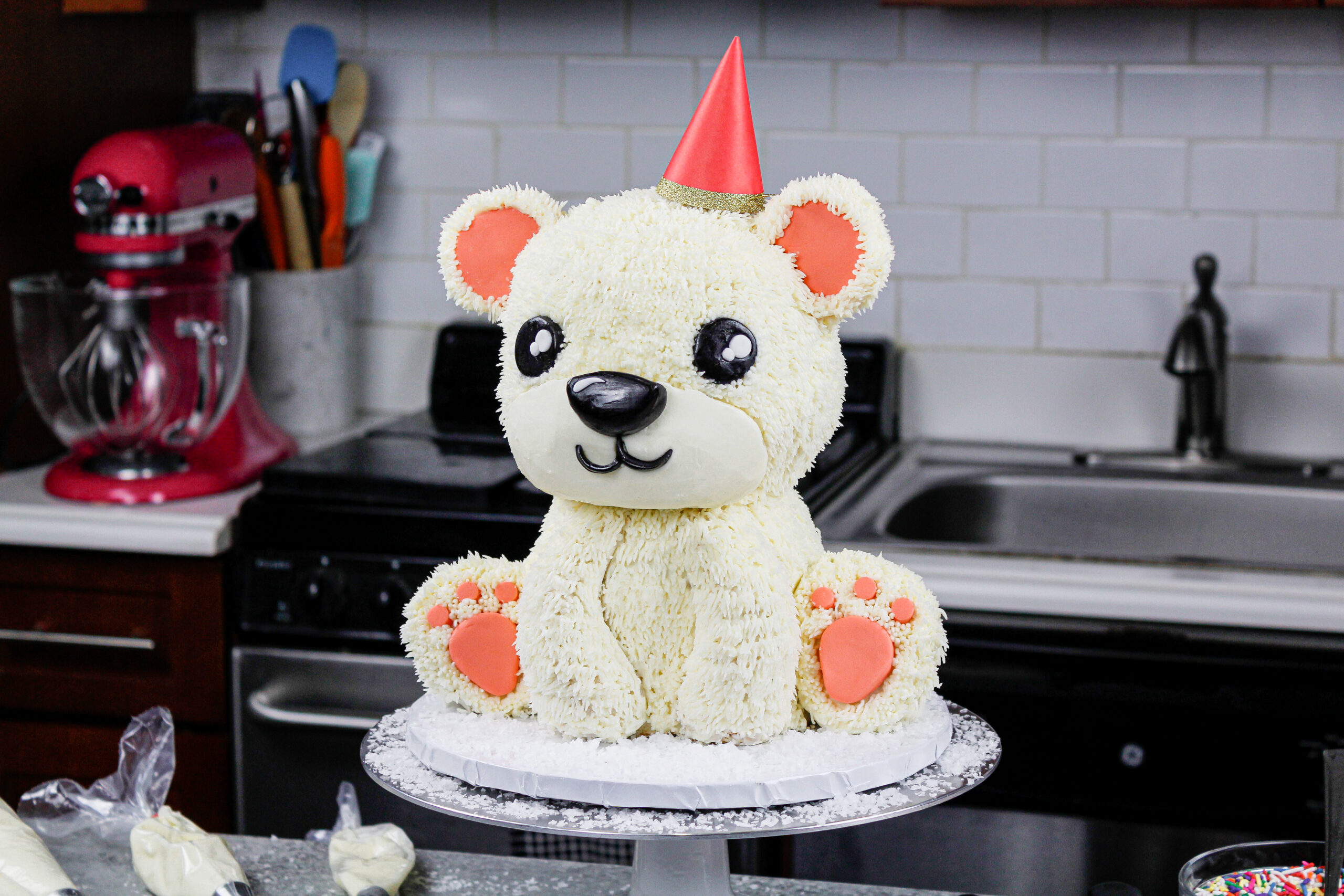 为生日派对制作的可爱的北极熊蛋糕