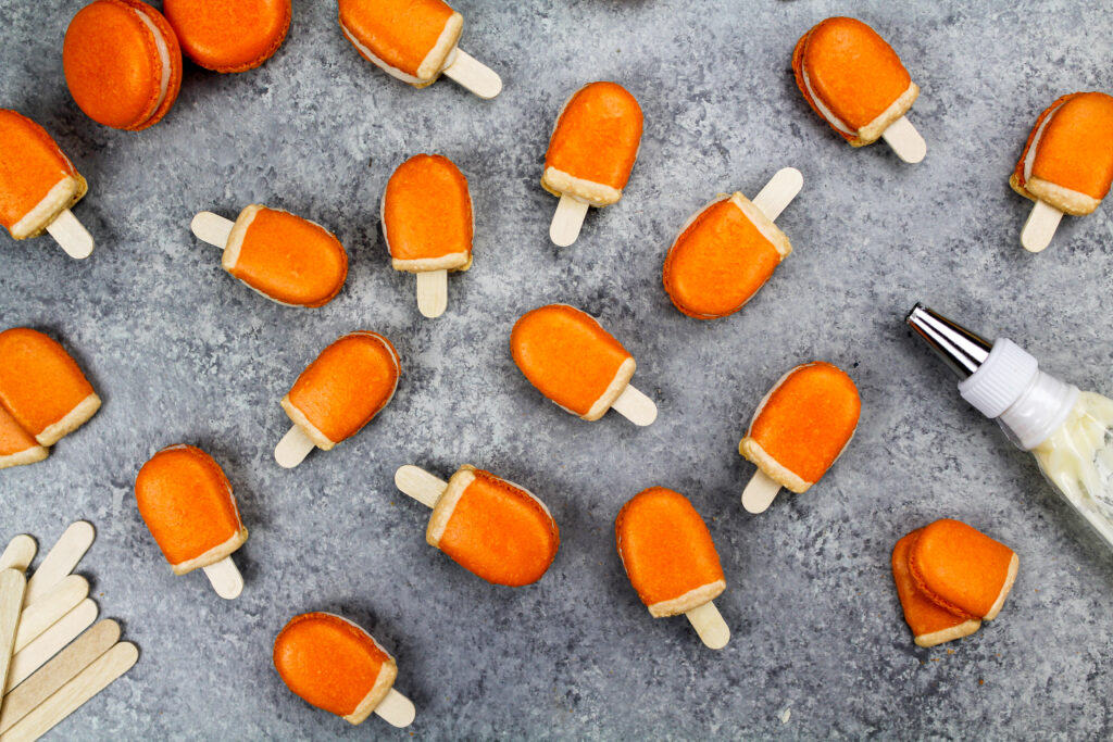 迷你橙色奶油冰棒马卡龙的图片，里面装满了橙色奶油冰棒