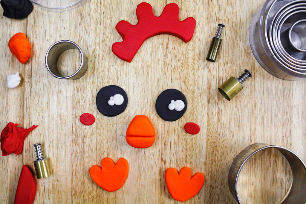 一个被切下来做鸡肉蛋糕的方糖脸的图像