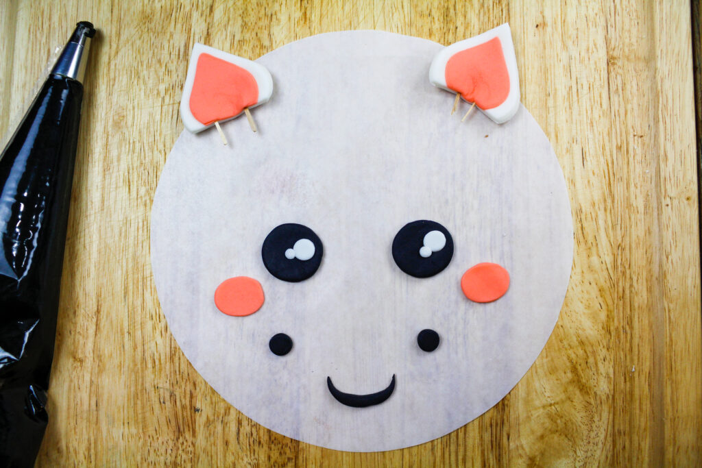 为斑马蛋糕做的一个逗人喜爱的糖果面孔的图象