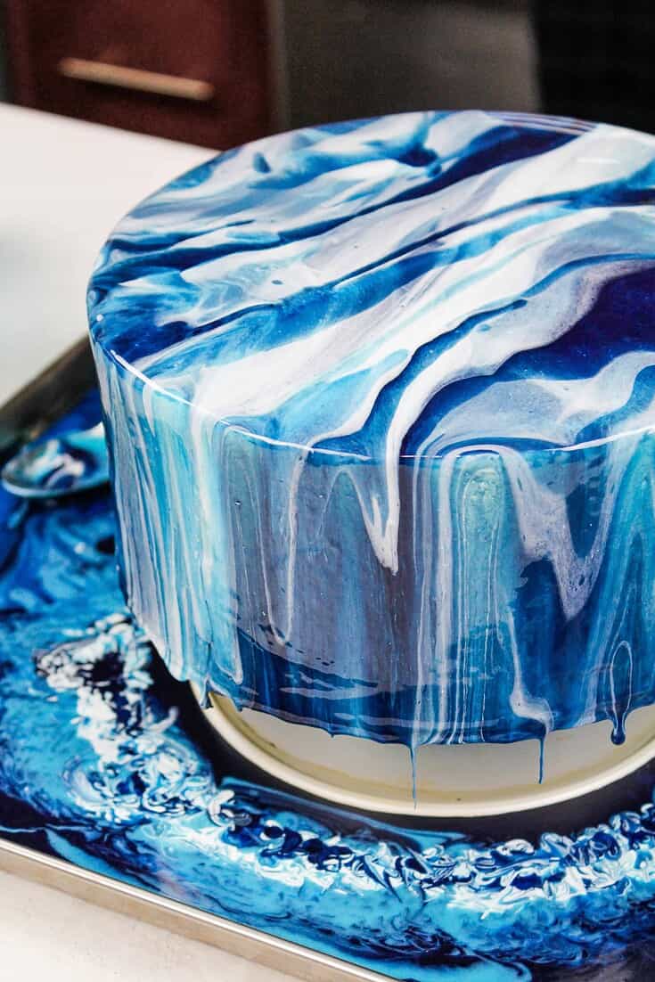 海洋的形象激发了白色和蓝色镜子釉蛋糕