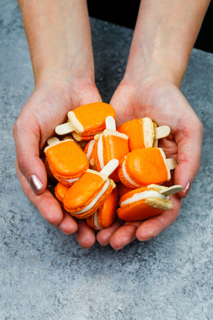 迷你橙色奶油冰棒马卡龙的图片，里面装满了橙色奶油冰棒