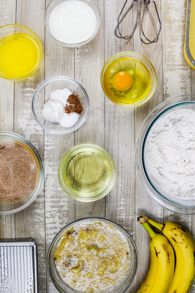 制作肉桂漩涡香蕉面包的配料图